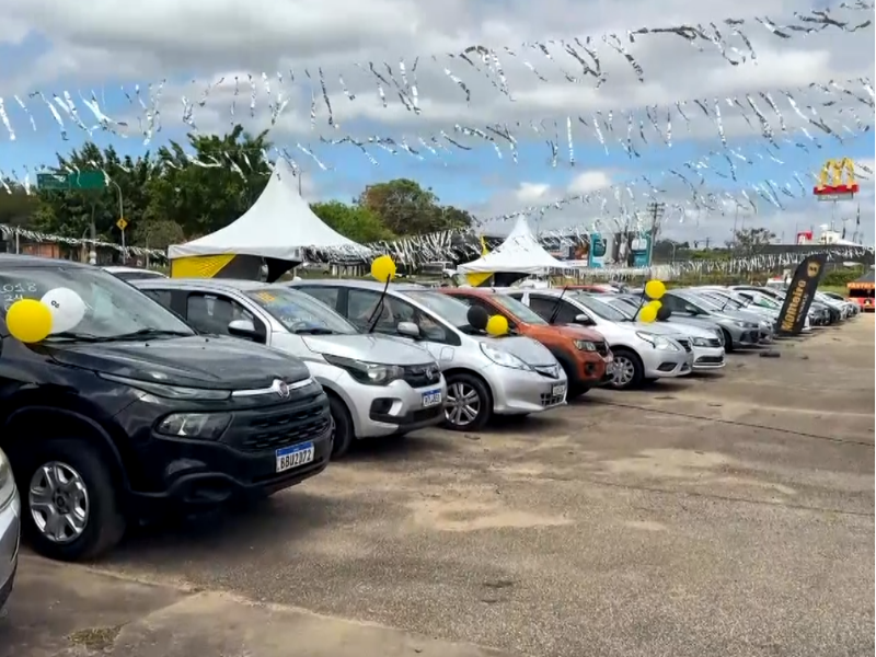 Imagem de carros expostos no feir&atilde;o Vire a Chave.