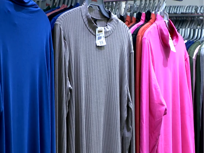 Imagem de roupas expostas em loja.