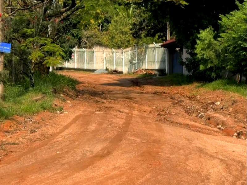 Obra de asfaltamento fica parada há meses e preocupa moradores do bairro Caputera, em Sorocaba