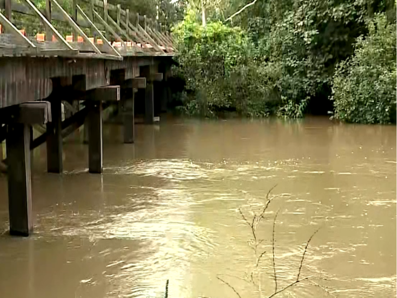 Rio continua subindo e mantém áreas rurais de Itapetininga alagadas