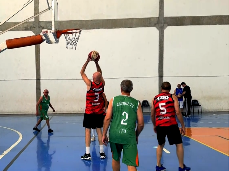 Jogadores de basquete em partida do Jogos da Melhor Idade em Sorocaba.