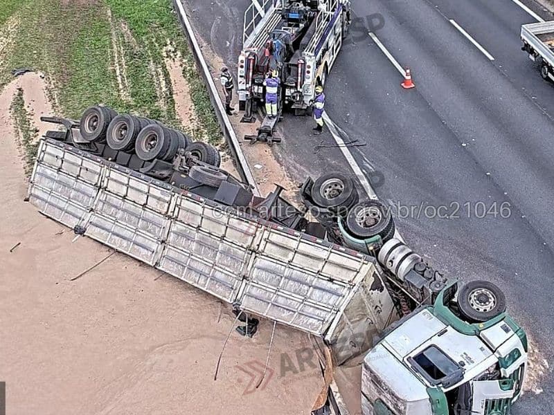 Imagem da carreta tombada