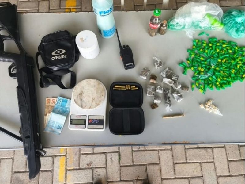 Homem é preso com drogas e arma em Araçoiaba da Serra