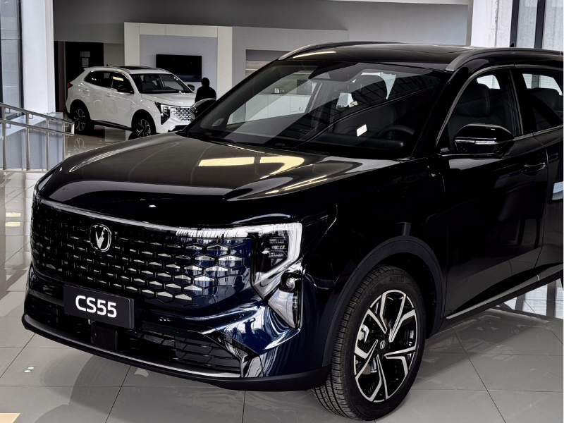Imagem do CAOA Changan CS55 exposto em loja.