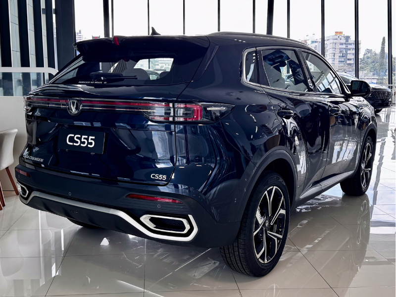 Imagem do CAOA Changan CS55 exposto em loja.