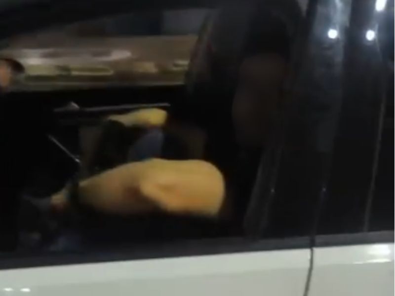 Imagem do homem dentro do carro