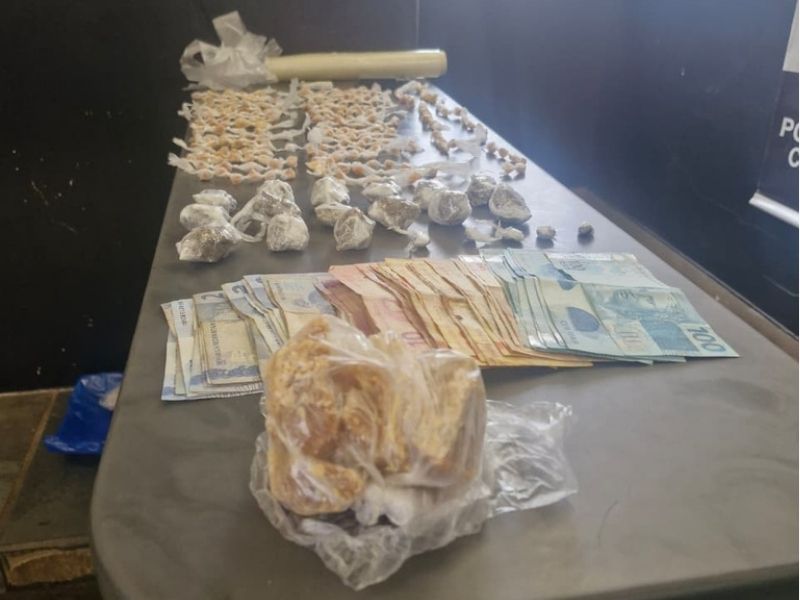 Imagem da apreens&atilde;o de drogas e dinheiro