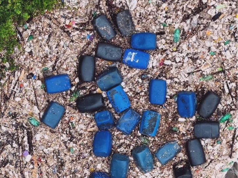 Lixo se acumula nas margens do Rio Tietê em Salto