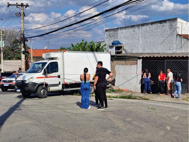 Caminhão sem freio desce rua, bate em muro e mata mulher em Sorocaba