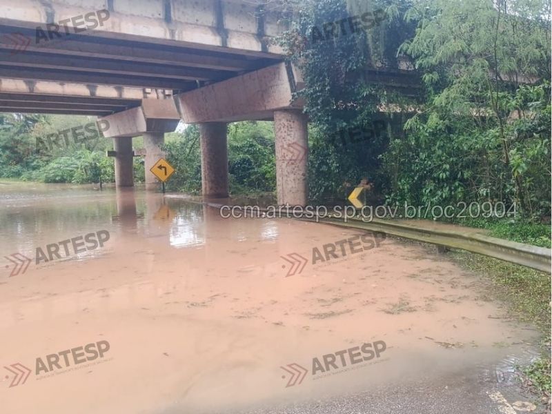 Alagamento interdita retorno da Rodovia Raposo Tavares em Itapetininga
