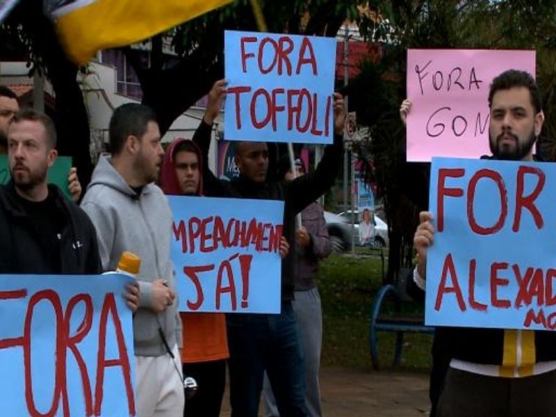 Sorocabanos participam de protesto contra ministros do STF