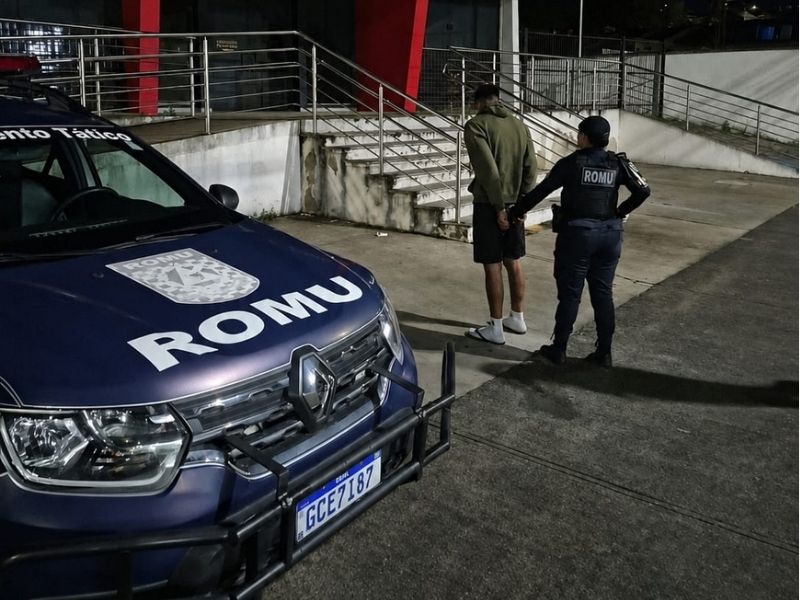 Imagem do homem sendo preso por uma policial