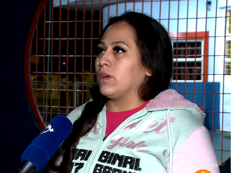 M&atilde;e de menina falando sobre o caso em entrevista.