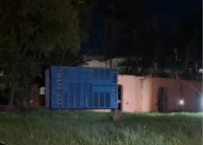 Caixa de transporte de Sandro é colocada no recinto do elefante no zoológico de Sorocaba