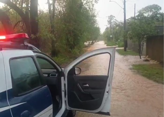 Guarda Civil Municipal resgata mulher ilhada em área de alagamento em Salto de Pirapora