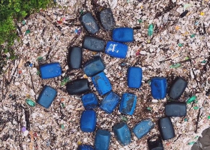 Aumento da vazão do Tietê leva lixo às margens em Salto