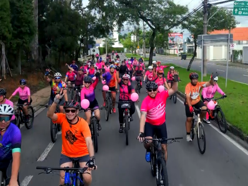 Imagem de ciclistas pedalando.
