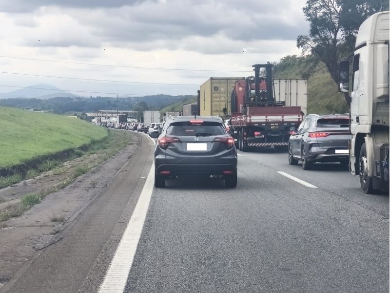 Rodovia Castello Branco apresenta lentid&atilde;o entre S&atilde;o Roque e Itu
