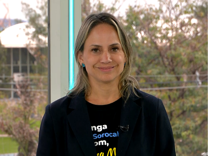 Foto da Sirlange Manga em entrevista.