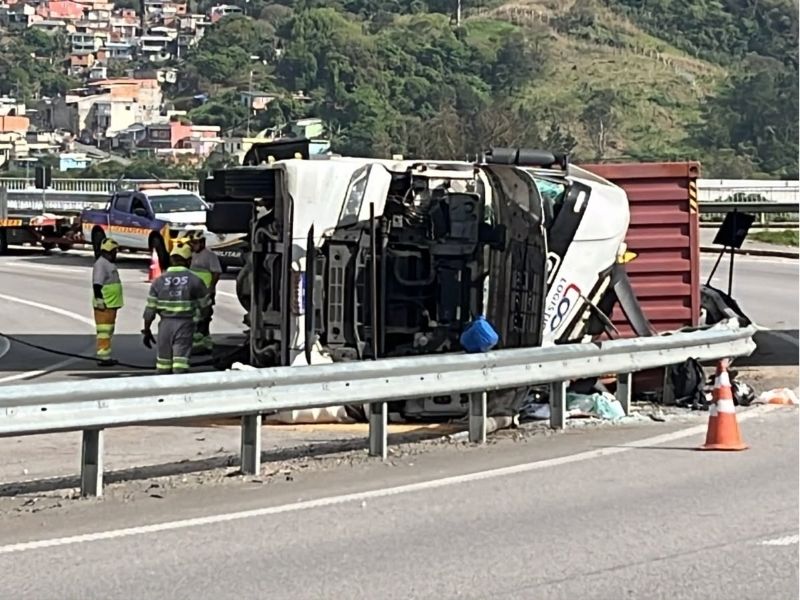Carreta tomba na Rodovia Raposo Tavares, em São Roque