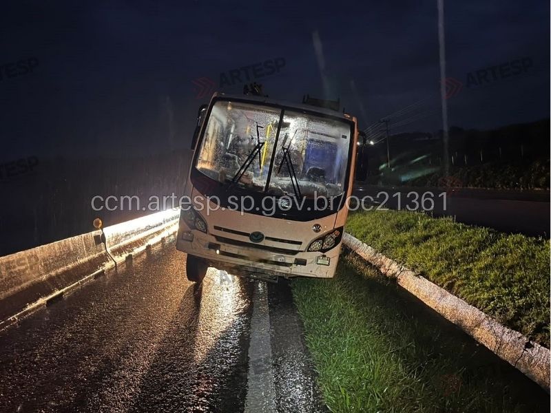 Ônibus bate em canaleta e interdita trecho de rodovia em Itapetininga