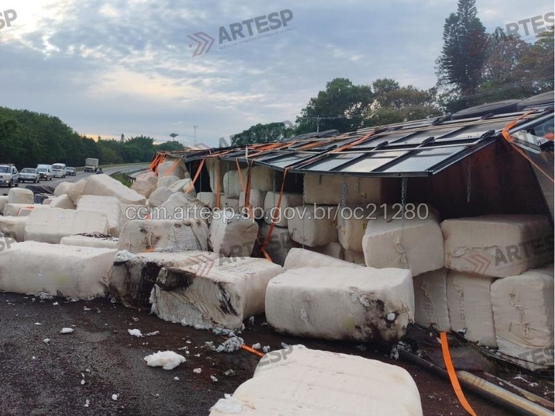 Carreta tomba em rodovia de Araçoiaba da Serra