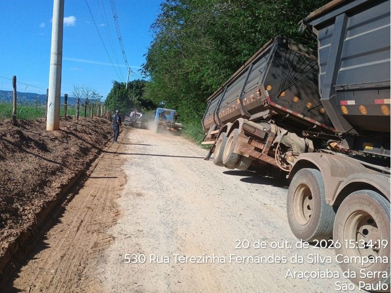 Carreta roubada com 47 toneladas de adubo é encontrada em área rural de Araçoiaba da Serra