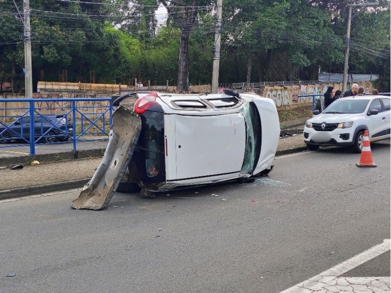 Carro capota em acidente envolvendo três veículos em Sorocaba