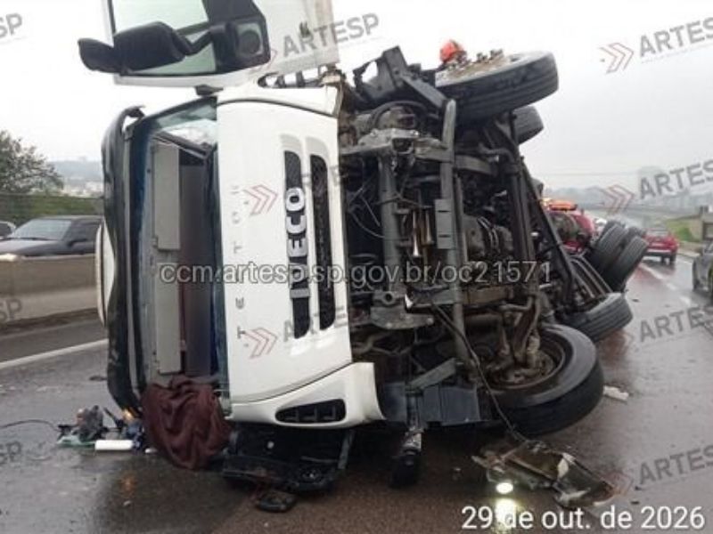 Caminhão tomba e provoca 8 km de congestionamento na Rodovia dos Bandeirantes, em Jundiaí