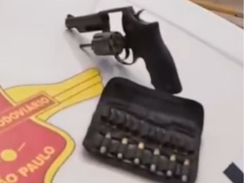 Imagem da arma e muni&ccedil;&otilde;es apreendidas