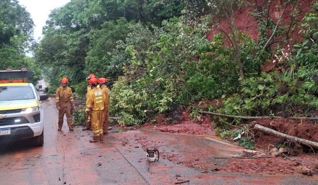 Delizamento de terra causa interdição da SP 129 entre Tatuí e Boituva