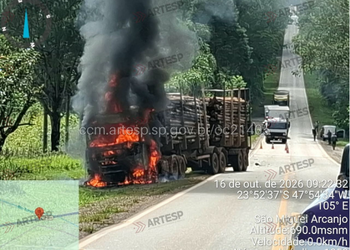 Carreta carregada com madeira pega fogo e interdita rodovia em São Miguel Arcanjo